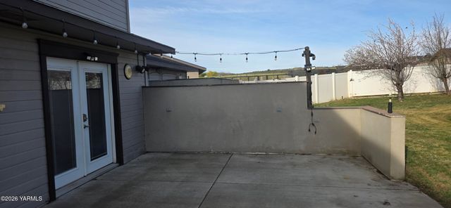8601 Scenic Dr, Yakima, WA 98908