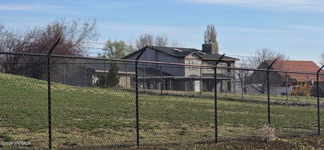 8601 Scenic Dr, Yakima, WA 98908