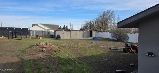 8601 Scenic Dr, Yakima, WA 98908