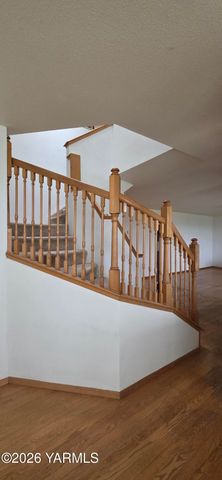 8601 Scenic Dr, Yakima, WA 98908