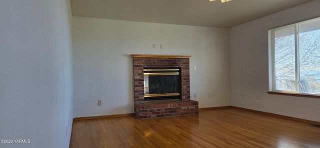 8601 Scenic Dr, Yakima, WA 98908