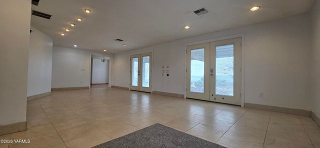 8601 Scenic Dr, Yakima, WA 98908