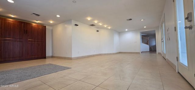 8601 Scenic Dr, Yakima, WA 98908