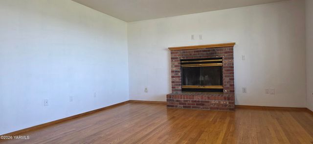 8601 Scenic Dr, Yakima, WA 98908