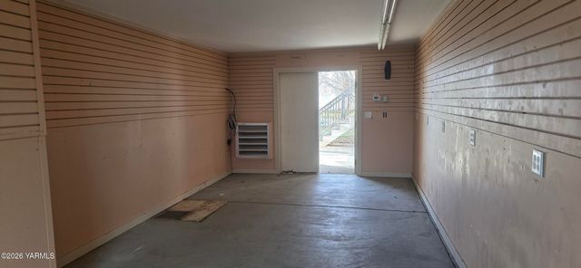 8601 Scenic Dr, Yakima, WA 98908