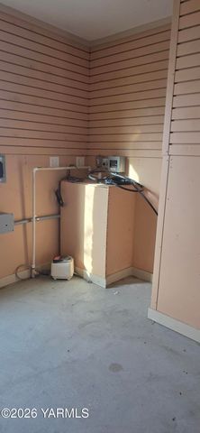 8601 Scenic Dr, Yakima, WA 98908