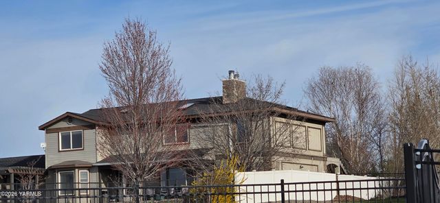 8601 Scenic Dr, Yakima, WA 98908