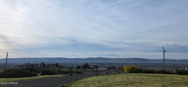 8601 Scenic Dr, Yakima, WA 98908