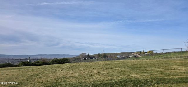 8601 Scenic Dr, Yakima, WA 98908