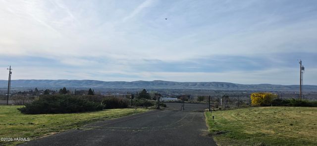8601 Scenic Dr, Yakima, WA 98908