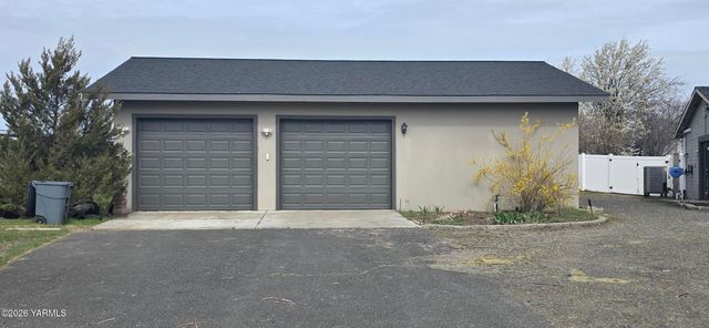 8601 Scenic Dr, Yakima, WA 98908