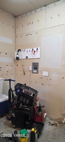 8601 Scenic Dr, Yakima, WA 98908