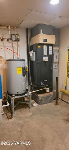 8601 Scenic Dr, Yakima, WA 98908