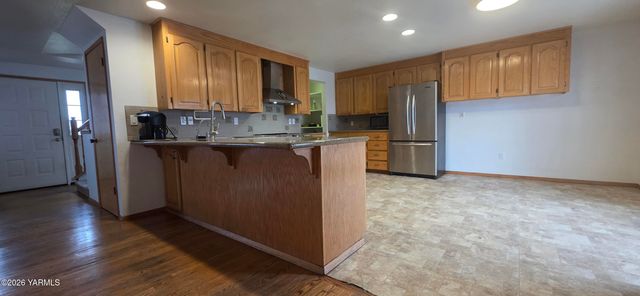 8601 Scenic Dr, Yakima, WA 98908