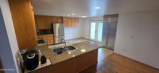 8601 Scenic Dr, Yakima, WA 98908