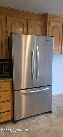 8601 Scenic Dr, Yakima, WA 98908