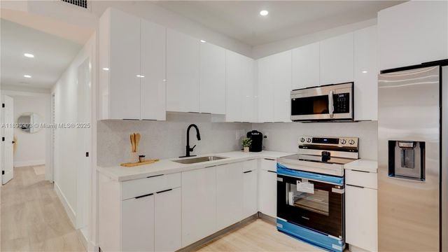 2736 NW 21st Ave, Oakland Park, FL 33311