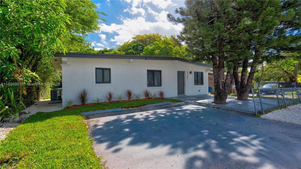 Image 1 of property listing at 2736 NW 21st Ave, Oakland Park, FL 33311