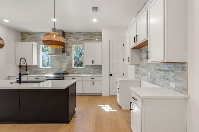 300 Bedford DR, Spicewood, TX 78669