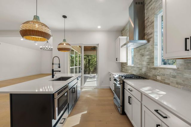 300 Bedford DR, Spicewood, TX 78669