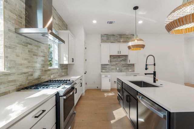 300 Bedford DR, Spicewood, TX 78669