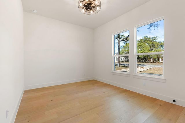300 Bedford DR, Spicewood, TX 78669