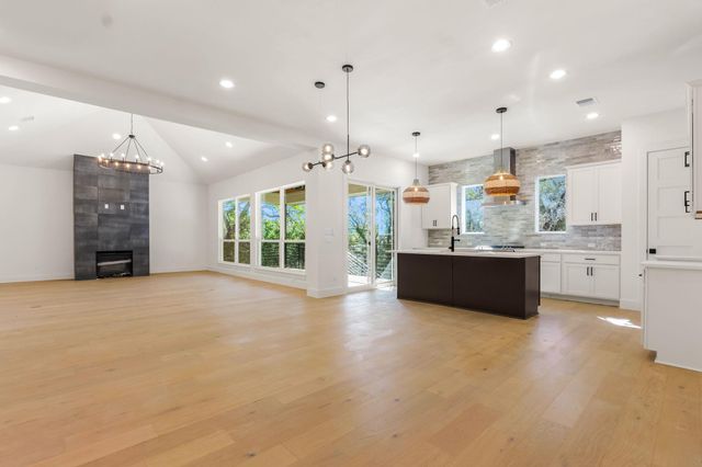 300 Bedford DR, Spicewood, TX 78669