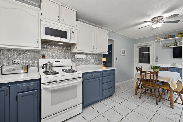 390 Larkdale Row, Wauconda, IL 60084