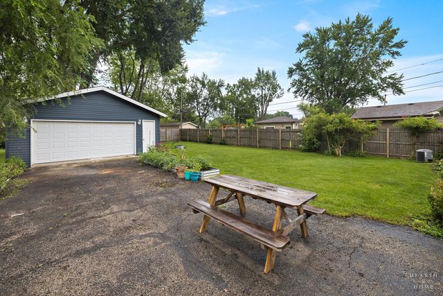 390 Larkdale Row, Wauconda, IL 60084