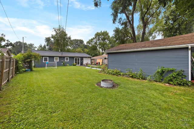 390 Larkdale Row, Wauconda, IL 60084