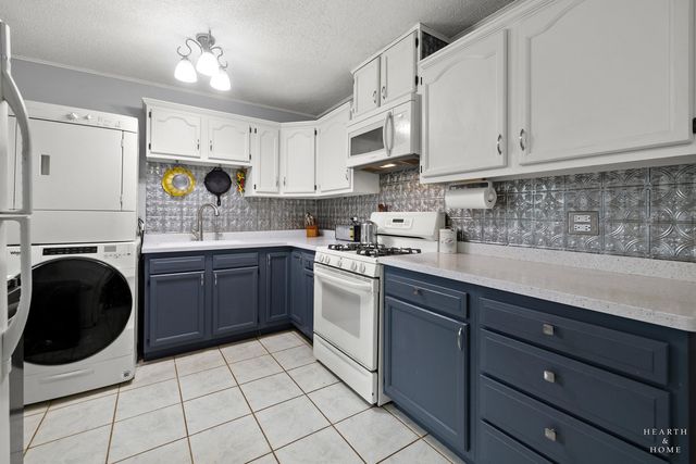 390 Larkdale Row, Wauconda, IL 60084