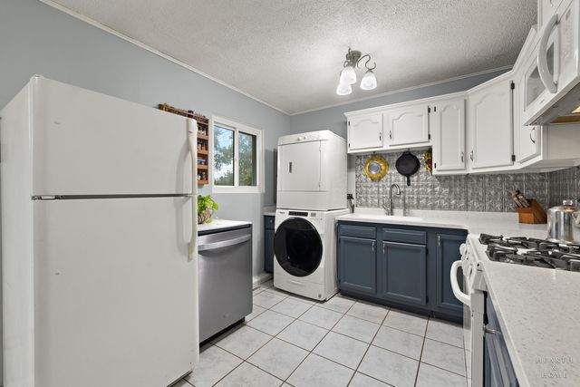 390 Larkdale Row, Wauconda, IL 60084