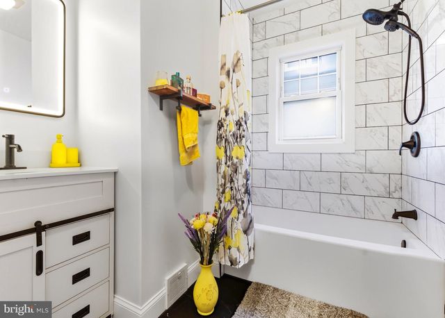 17 W GLOUCESTER PIKE, Barrington, NJ 08007