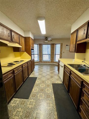 1304 W Wise Street, Bowie, TX 76230