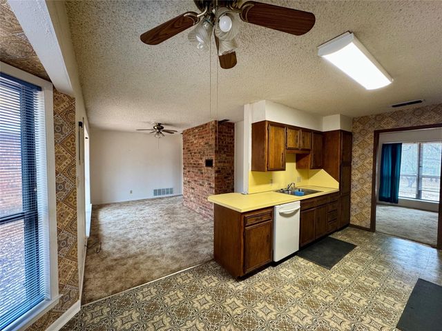 1304 W Wise Street, Bowie, TX 76230