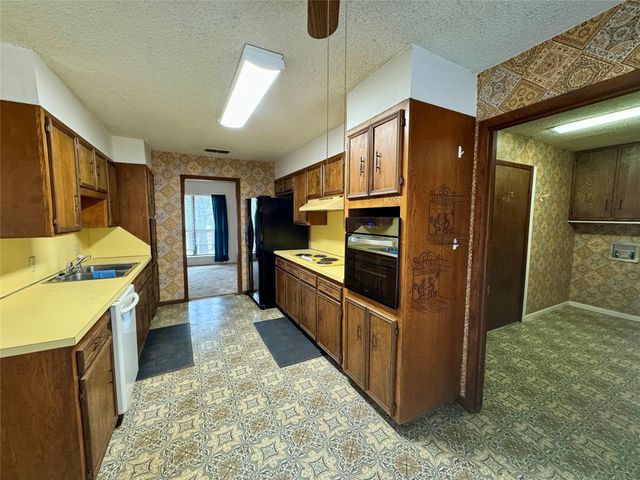 1304 W Wise Street, Bowie, TX 76230