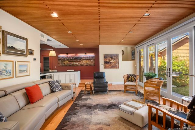 725 E Woodlawn Avenue, San Antonio, TX 78212