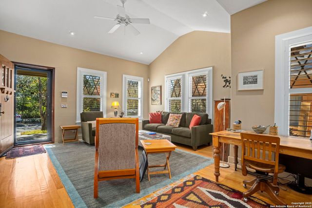 725 E Woodlawn Avenue, San Antonio, TX 78212