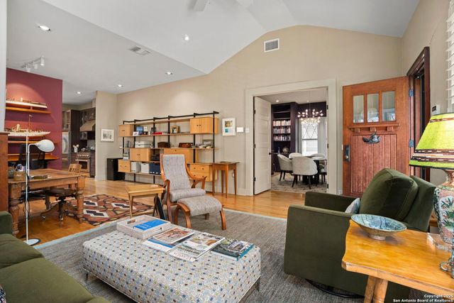 725 E Woodlawn Avenue, San Antonio, TX 78212