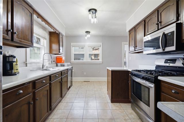 2016 30th Street, Des Moines, IA 50310