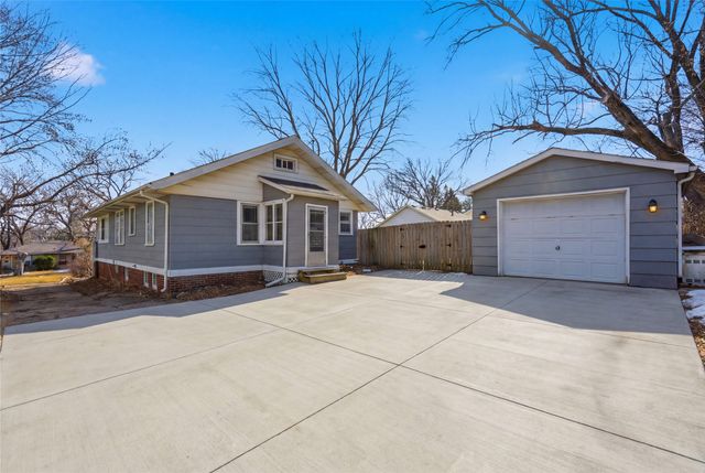 2016 30th Street, Des Moines, IA 50310