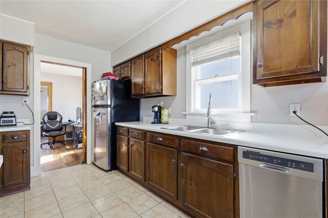 2016 30th Street, Des Moines, IA 50310