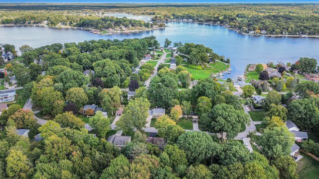 16242 Suffolk Drive, Spring Lake, MI 49456