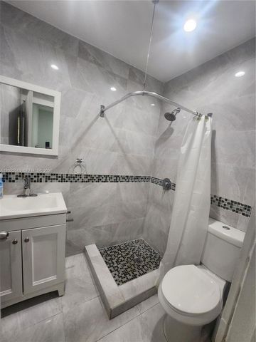 2700 Collins Ave 302, Miami Beach, FL 33140