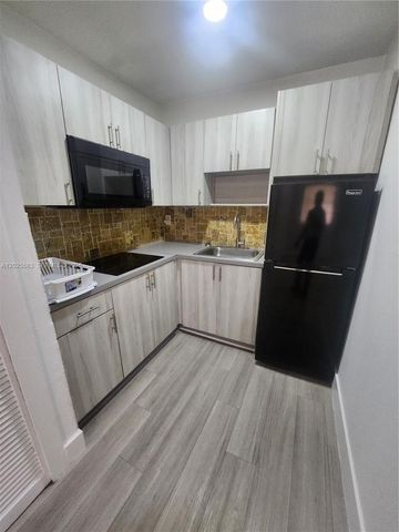 2700 Collins Ave 302, Miami Beach, FL 33140