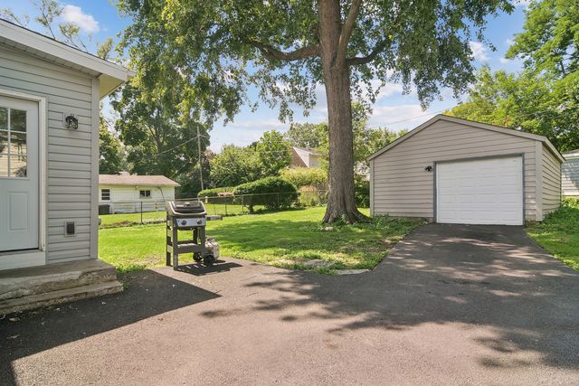 418 S Lake Terrace, Mundelein, IL 60060