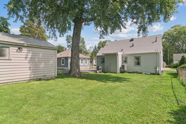 418 S Lake Terrace, Mundelein, IL 60060