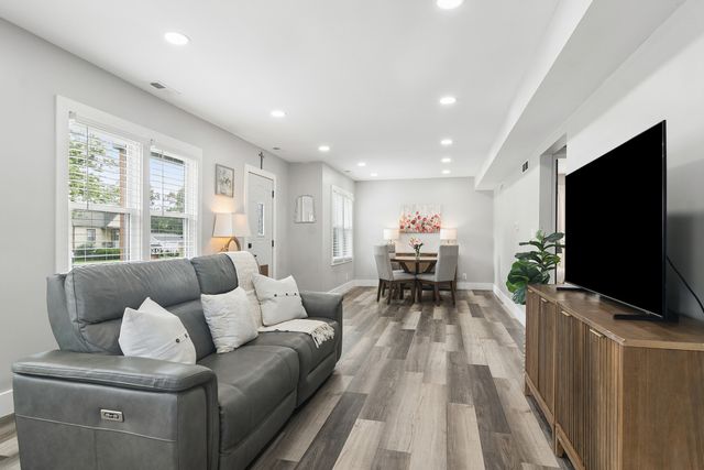 418 S Lake Terrace, Mundelein, IL 60060