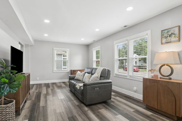 418 S Lake Terrace, Mundelein, IL 60060