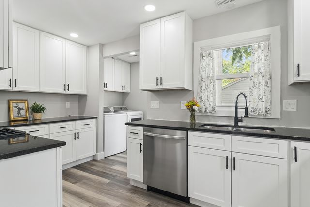 418 S Lake Terrace, Mundelein, IL 60060